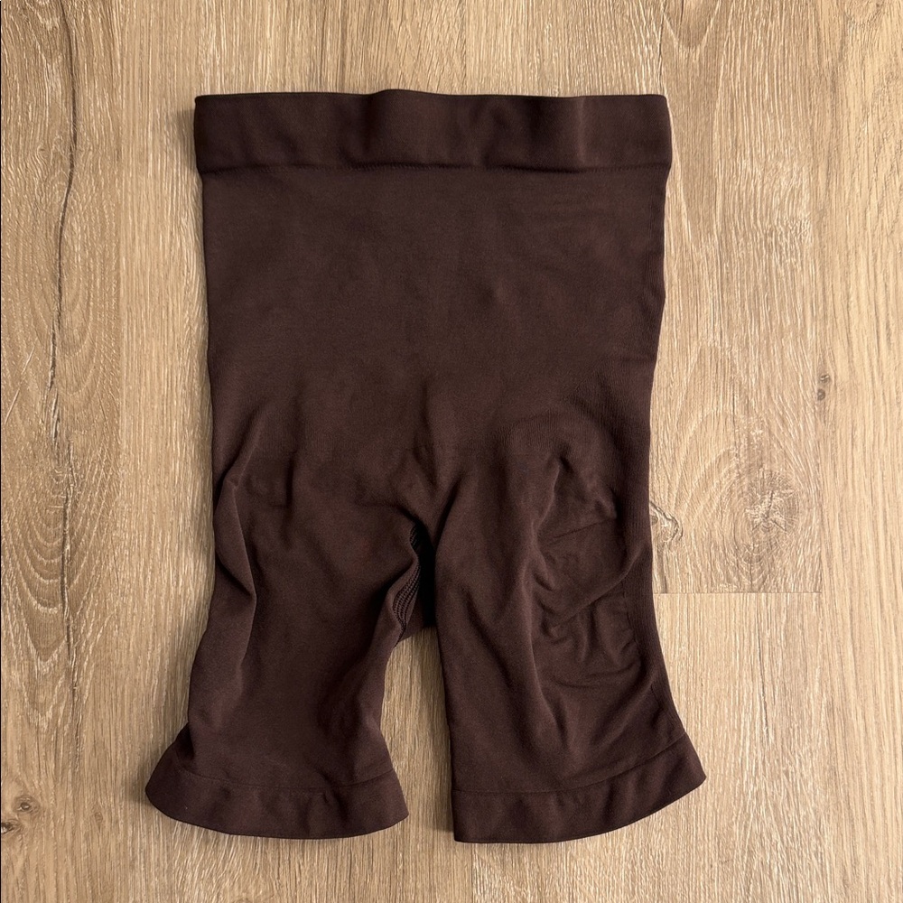 SKIMS SEAMLESS SCULPT MID THIGH SHORT